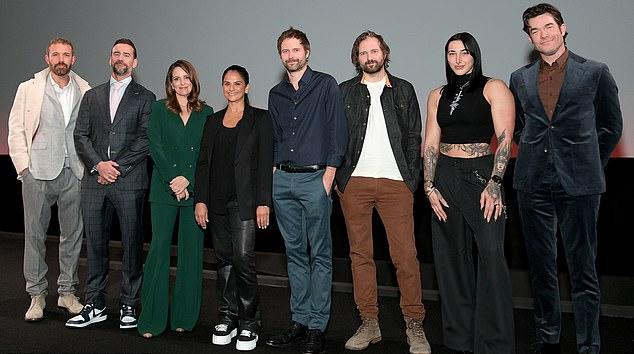 Звёзды посещают мероприятие Netflix следующего поколения прошлой ночью (слева направо): Бен Аффлек, СМ Панк, Тина Фей, Бела Баджария, Росс Даффер, Мэтт Даффер, Риа Рипли и Джон Малэни