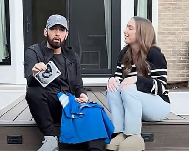 Дочь Эминема, Хейли Джейд, встретила Новый год, нежно обнимая свой округлившийся живот у наряженной рождественской елки