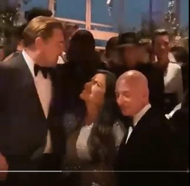 В 2021 г. появилось видео, на котором бывшая журналистка «жаждет» оскароносного актера на вечеринке, а рядом сидит Безос