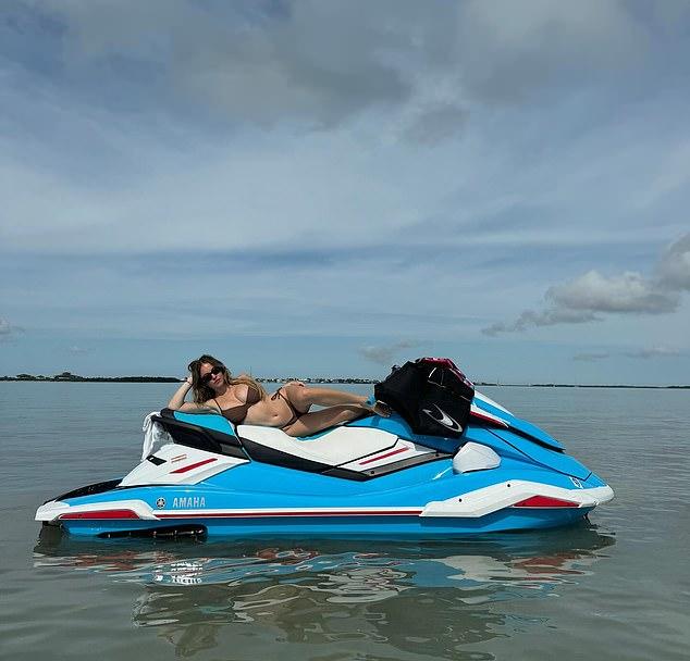 Сидни Суини на редком пин-ап фото