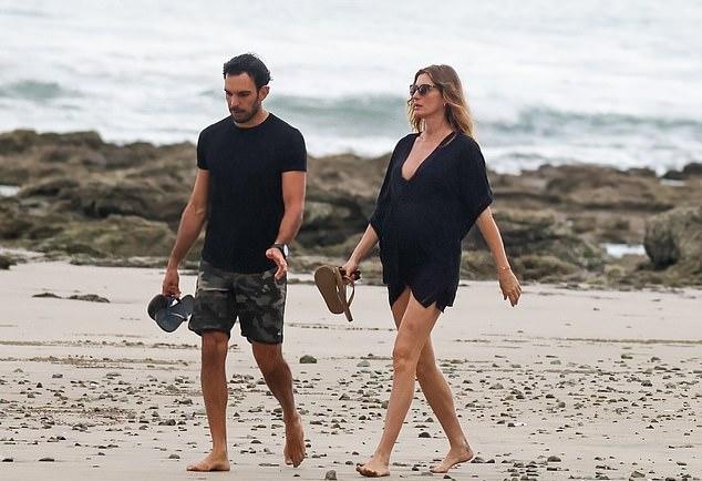 Беременная Жизель Бюндхен и ее бойфренд Хоаким Валенте наслаждаются романтической прогулкой по пляжу в Коста-Рике