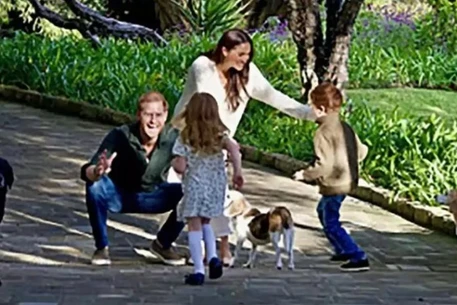 Королевские поклонники заметили особенную деталь на новой семейной фотографии принца Гарри и Меган Маркл, и это их растрогало