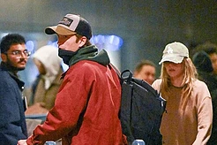 Роберт Паттинсон и Сьюки Уотерхаус с дочерью в Нью-Йорке