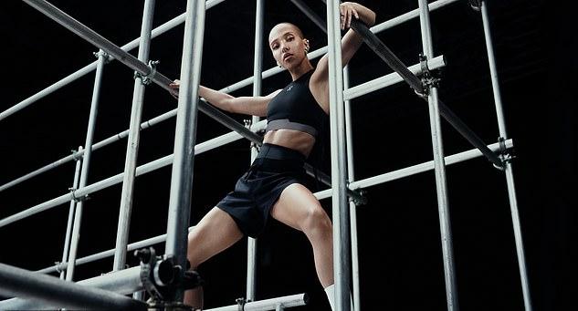Певица возвращается ко второй части коллекции Body Is Art с ассортиментом «Весна/Лето – 2025», который хочет переосмыслить тренировки как «живую, дышащую форму искусства, в которой тело – это холст для творческого движения»