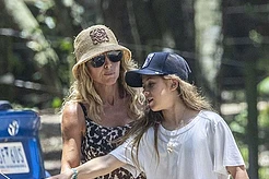 Эльза Патаки — заботливая мама на прогулке с дочерью в Байрон-Бее