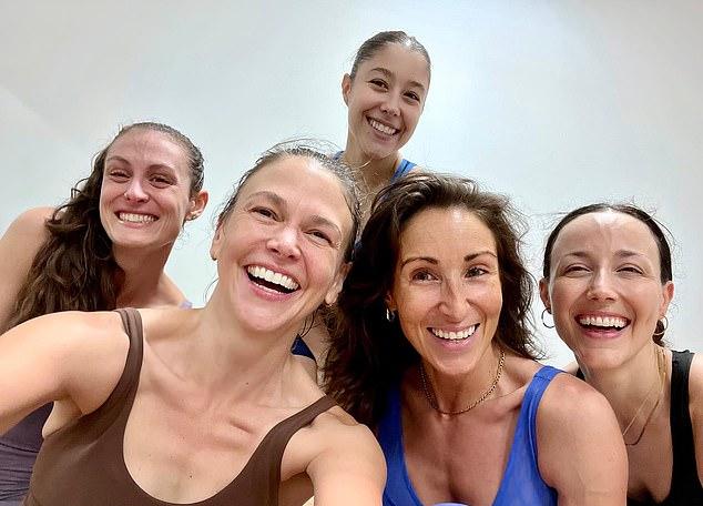 49-летняя актриса не только играет на сцене и в кино, но и является преподавателем танцев в студии The Limit в Нью-Йорке