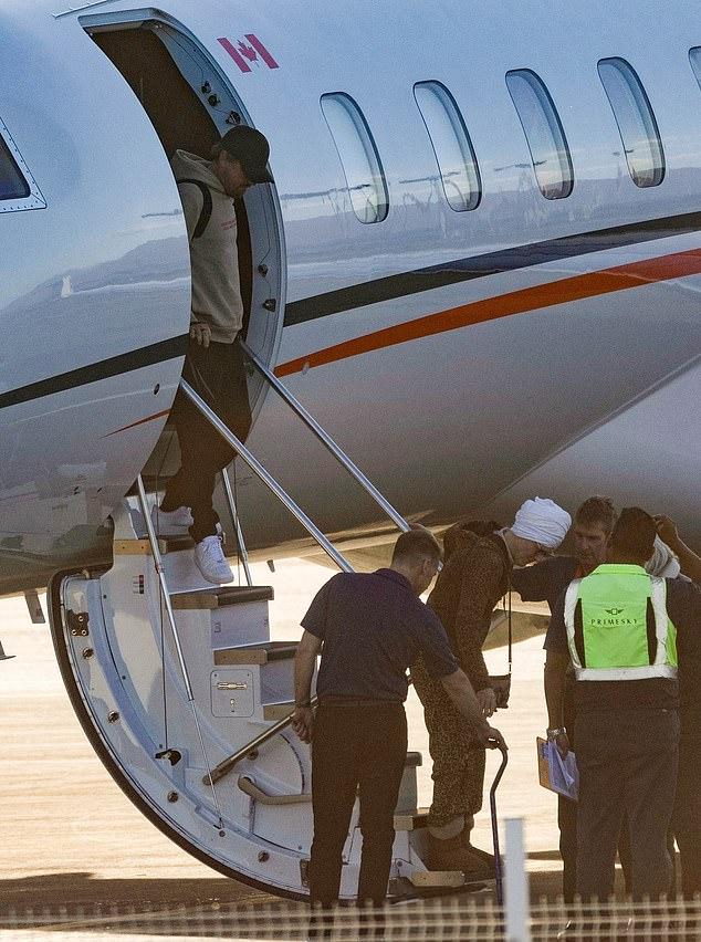 Лауреат премии «Оскар», 50-летний Леонардо ДиКаприо, основал Leonardo DiCaprio Foundation и отдал более 80 миллионов долларов в рамках грантов для исследований в области климатических изменений и устойчивого развития.