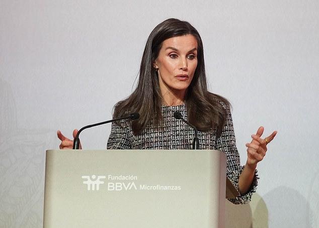 Во время своего выступления на мероприятии королева выступила с речью, уверенно произнося ее у кафедры