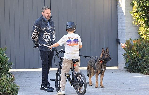 К отцу и сыну присоединились два тренера с Trident Elite Protection Dogs