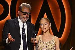 Ариана Гранде неожиданно появилась на церемонии вручения премии Гильдии продюсеров Америки