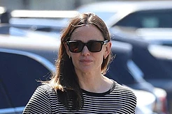 Дженнифер Гарнер нуждается в отдыхе после трудного года