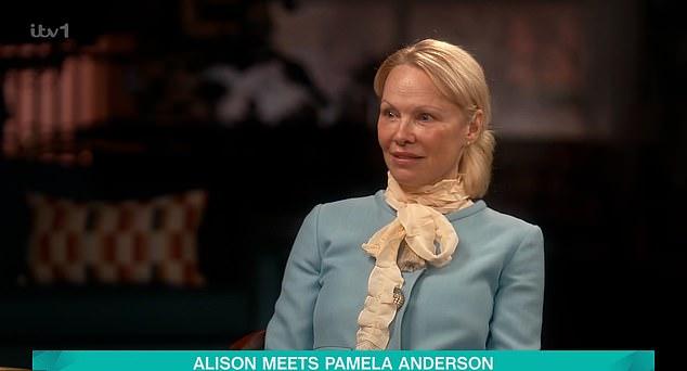 Памела Андерсон выглядела воздушной в полупрозрачной белой юбке Dior, покидая свой роскошный отель в Париже в среду