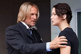 Дженнифер Лоуренс выглядела неузнаваемо во время прогулки с Вуди Харрельсоном по Нью-Йорку