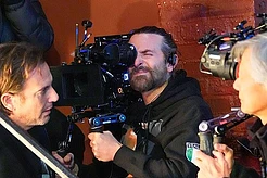 Брэдли Купер и Уилл Арнетт на съёмках фильма «Включен ли этот аппарат?»