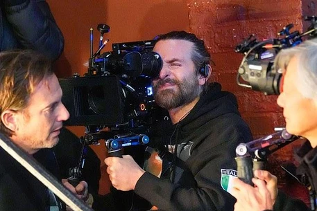 Брэдли Купер и Уилл Арнетт на съёмках фильма «Включен ли этот аппарат?»