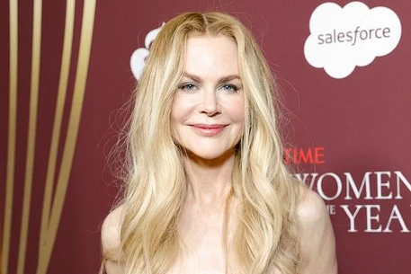 Николь Кидман поразила поклонников в дизайнерской футболке со своим изображением