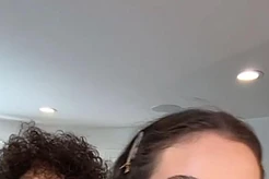 Музыкальный продюсер стал визажистом?