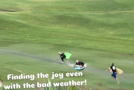 Крис Хемсворт и Эльза Патаки не унывают во время непогоды в Байрон-Бей