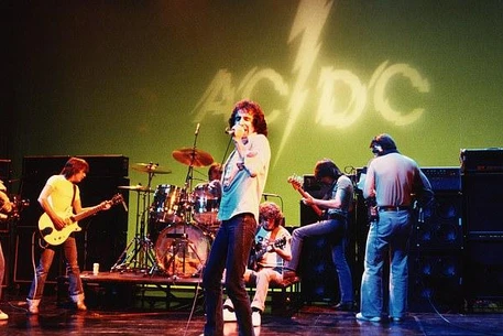 Дуа Липа начала австралийский тур с кавера на AC/DC