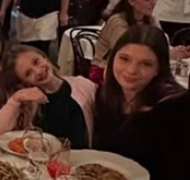 У Дрю Бэрримор две дочери от брака с Уиллом Копельманом: Фрэнки (10 лет, в следующем месяце 11) и Олив (12). Их брак распался в 2016 году.