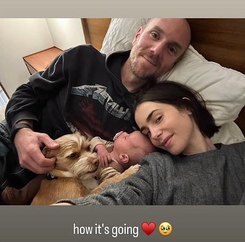 В сторис Instagram Лили показала старое фото с Чарли, подписав "Как начиналось", а затем новое семейное фото с подписью "Как идёт".