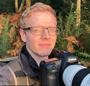 35-летний актер оставил кино и, как его персонаж, открыл собственное фотоателье.