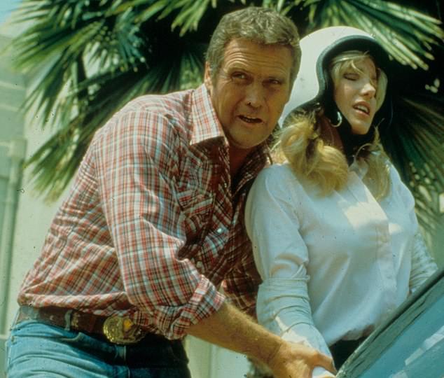 Сериал "Каскадеры" (1981-1986) с Ли Мейджорсом и Дугласом Барром в главных ролях, рассказывает о каскадерах-охотниках за головами. На фото - Хизер с Ли из шоу.