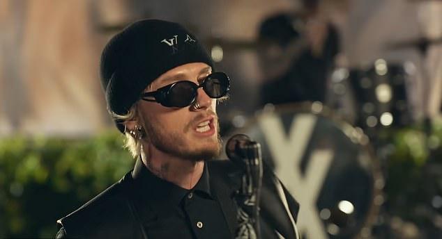 Machine Gun Kelly обрушился на музыкального критика за рецензию на песню Your Name Forever