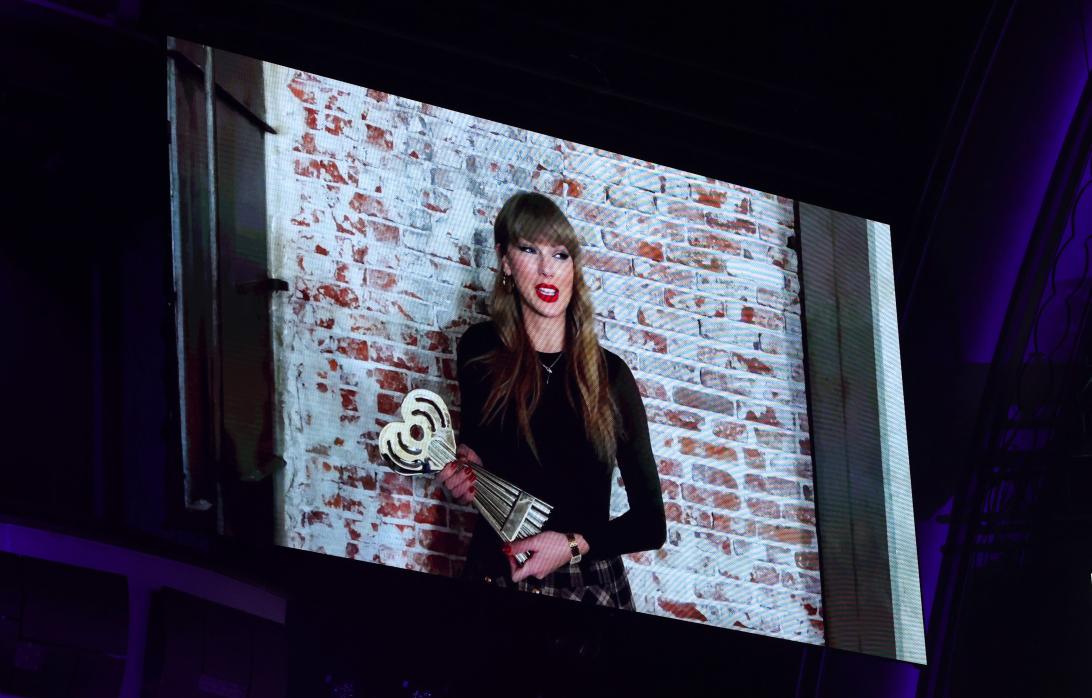 Тейлор Свифт на церемонии iHeartRadio Music Awards в понедельник.