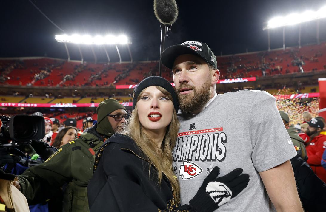 Январь 2025: Тейлор Свифт и Трэвис Келси на матче NFL. (Или: Тейлор Свифт и Трэвис Келси вместе на матче NFL, январь 2025.)