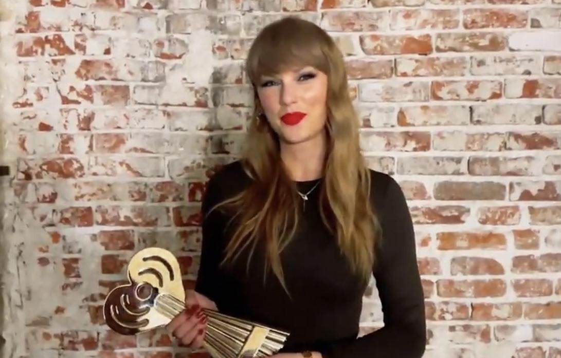 Тейлор Свифт на церемонии iHeartRadio Music Awards в понедельник.