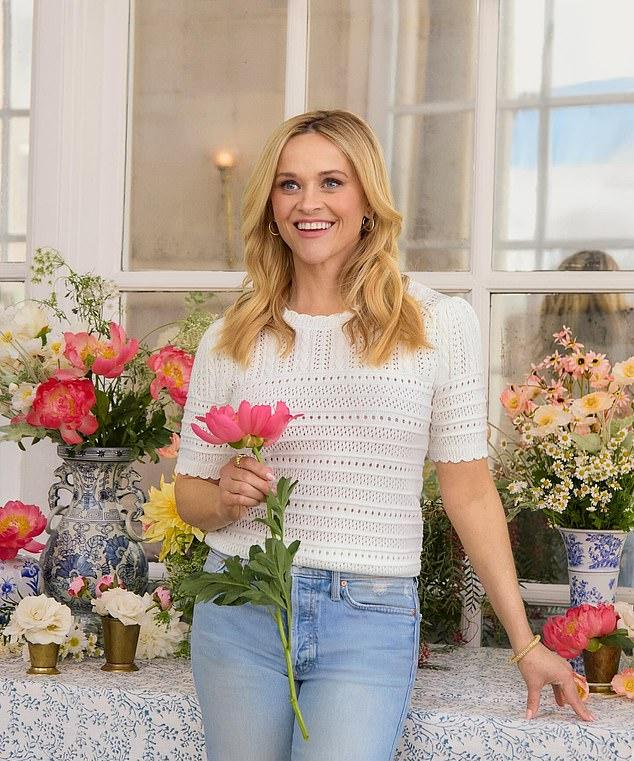 Риз Уизерспун выглядит свежо в рекламе Kohl's x Draper James, за два дня до своего 49-летия. Компания Draper James была основана ею в 2015 году.