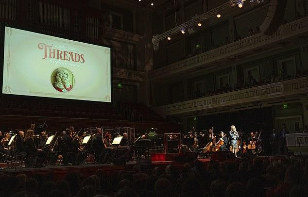 Икона американской сцены вышла на сцену Schermerhorn, чтобы поприветствовать зрителей перед мультимедийным концертом с Нэшвиллским симфоническим оркестром и её семью вокалистами.