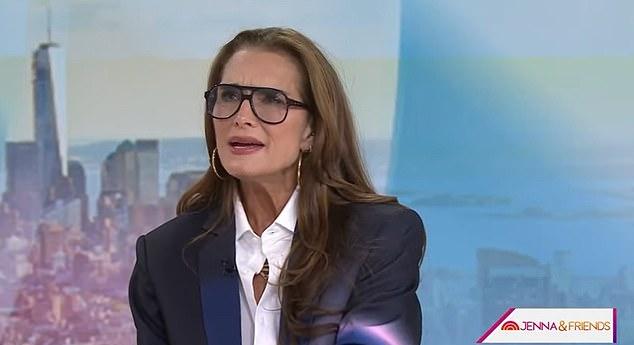 Шилдс рассказала, что бывший президент пригласил её пожить в их доме в Кеннебанкпорте, штат Мэн, пока она работала над фильмом в Бостоне.
