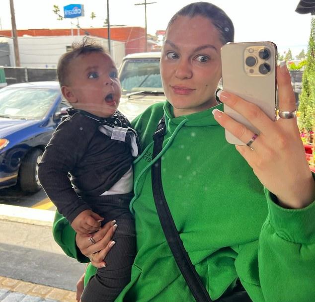 "Мне нравится вызывать у людей смех и слезы. Я люблю чувствовать! Да, я хочу заниматься комедией," - сказала мать одного ребенка на мероприятии, посвященном Международному женскому дню.
