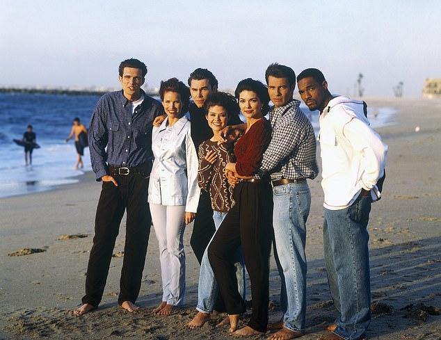 Сара Бакстон, звезда сериала «Любовь и тайны Сансет Бич», выглядит потрясающе