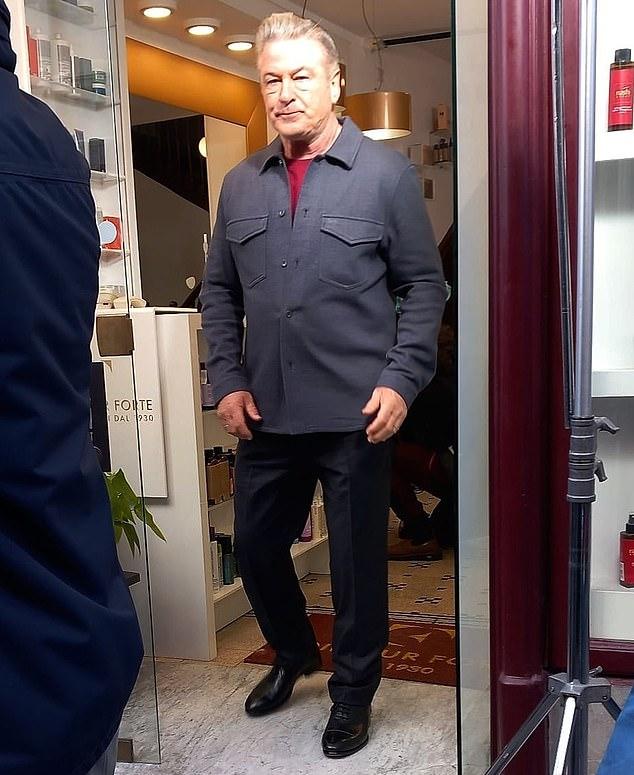 66-летний Алек Болдуин впервые появился на съемочной площадке после снятия обвинений в непредумышленном убийстве на съемках фильма "Ржавчина".