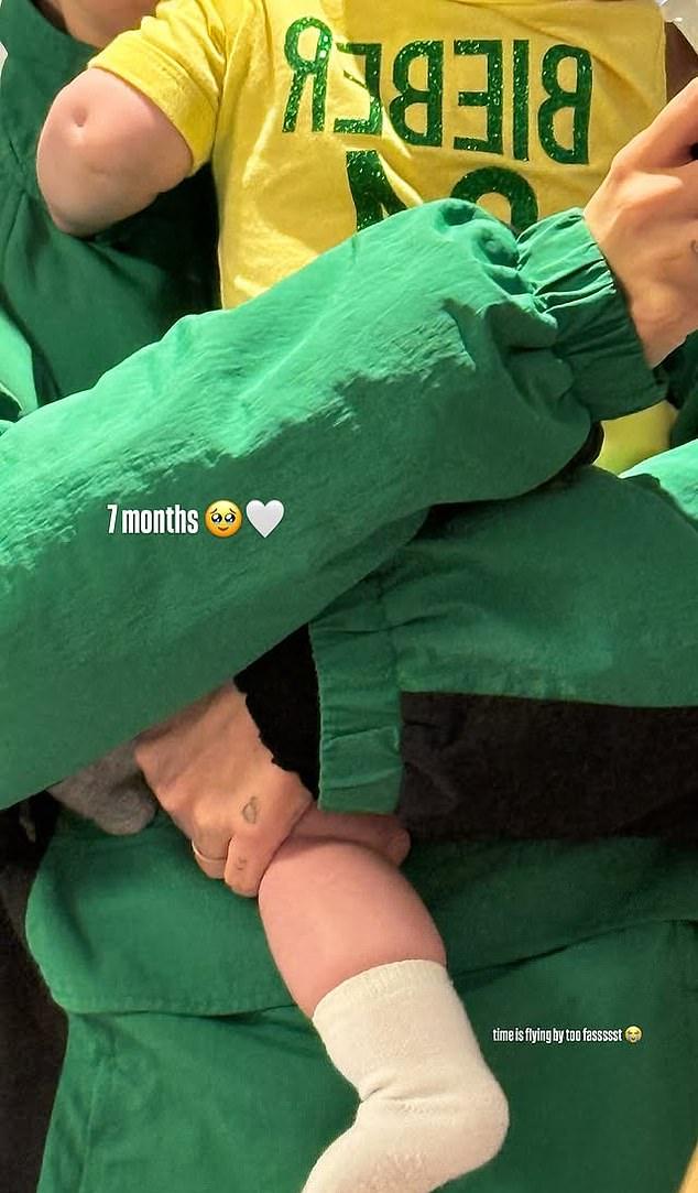 На фотографии Джек был в жёлтой футболке с его фамилией "Бибер", напечатанной зелёными буквами сзади.