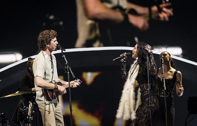 Именно неожиданный дуэт с австралийским певцом Vance Joy вызвал бурные овации у публики.