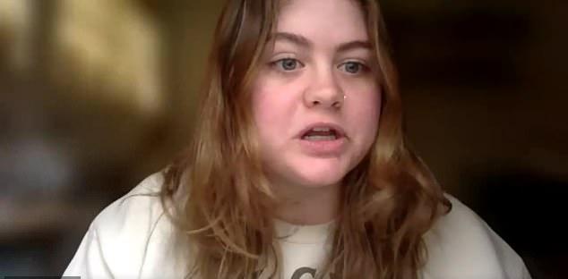"На следующий день, по словам Кейтлин, к ней подошла Блейк. Кейтлин услышала женский голос, сказавший: «Привет», и увидела Блейк с телефоном, как будто снимающую её."