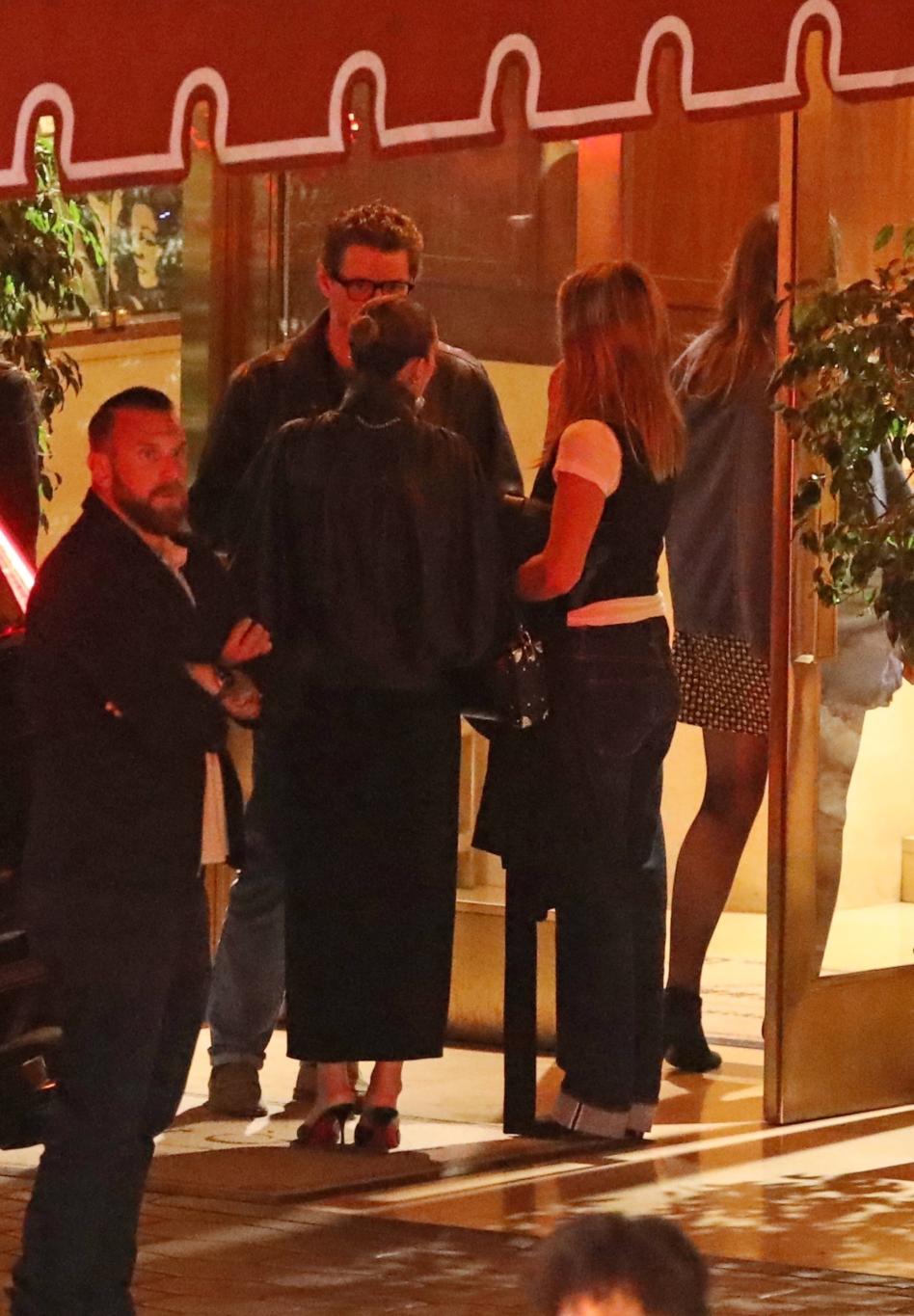 Дженнифер Энистон и Педро Паскаль: роман, совместная работа или просто друзья?