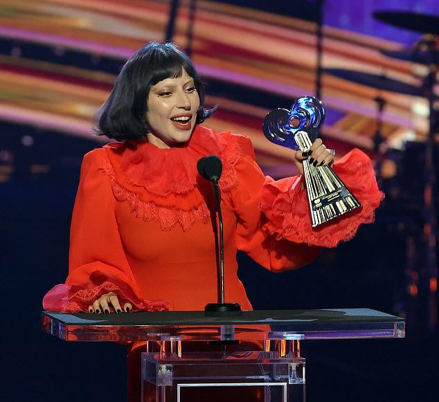 На прошлой неделе на iHeartRadio Awards 2025 певица раскритиковала эйджизм в поп-музыке.