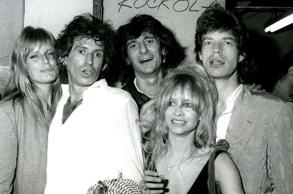 У Джо остались теплые воспоминания о поездках со Stones. Несмотря на ухаживания Мика, она "смотрела только на Ронни" (на фото слева направо: Патти Хансен, Кит Ричардс, Ронни, Джо и Мик в 1980 году).