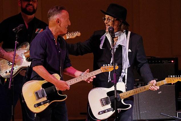 Джонни Депп неожиданно появился на трибьют-концерте Патти Смит