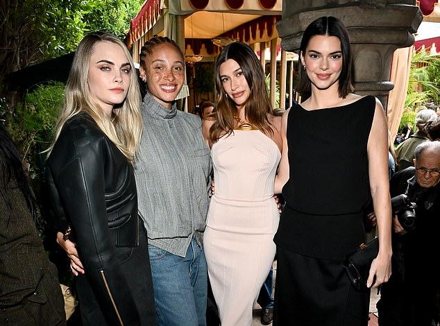Кара Делевинь, Адвоа Абоа, Хейли и Кендалл на презентации Vogue World: Hollywood в Chateau Marmont вместе с Анной Винтур и дизайнерами костюмов.