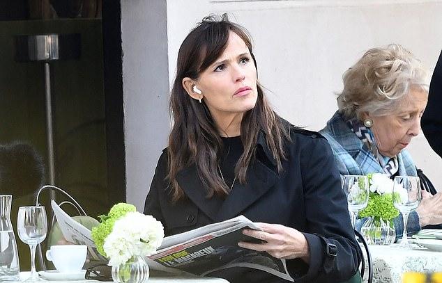 Дженнифер Гарнер замечена в Париже после слов Бена Аффлека о ней