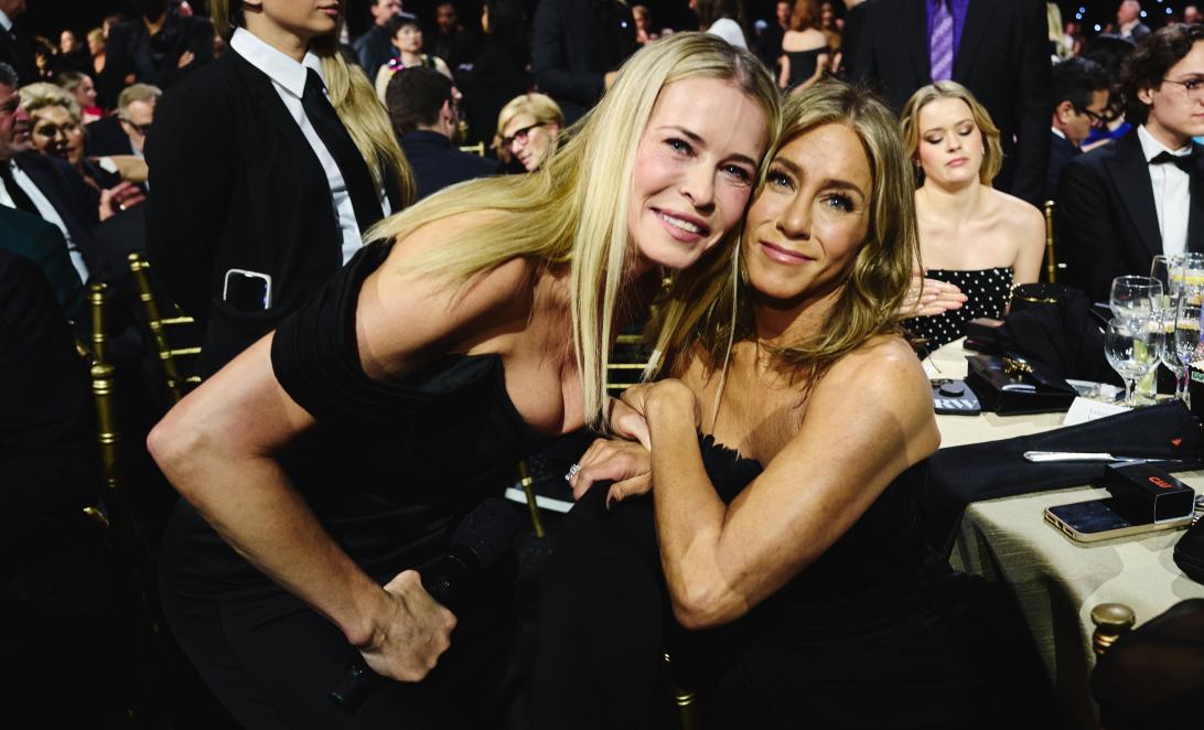 Челси Хэндлер и Дженнифер Энистон на церемонии Critics Choice Awards в январе 2024 года.