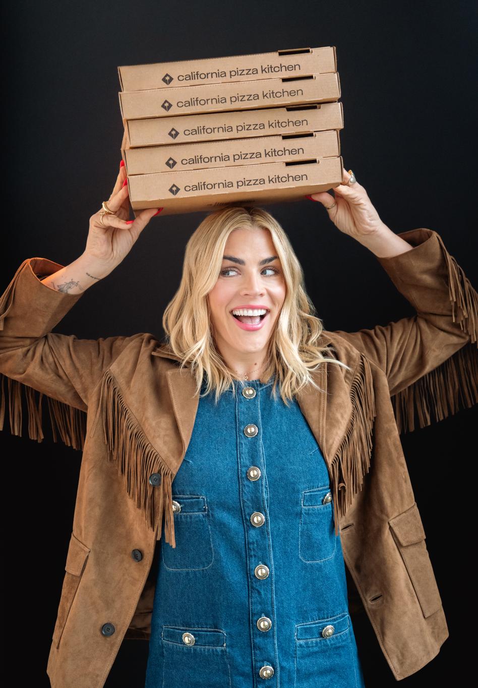 Звезда сериала "Бухта Доусона" Бизи Филиппс сотрудничает с California Pizza Kitchen.