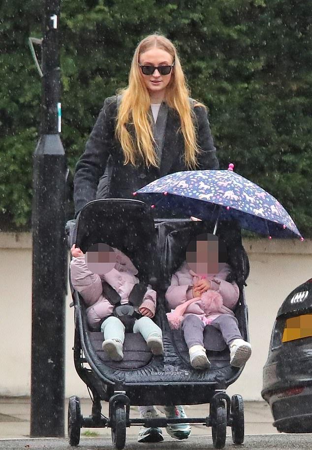 Британская актриса Софи Тернер и ее бывший муж Джо Джонас договорились о переезде детей в Великобританию