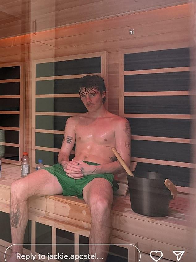 29-летняя Джеки Апостел поделилась в Instagram фотографией 20-летнего Круза Бекхэма без рубашки, демонстрирующего свои мускулы.